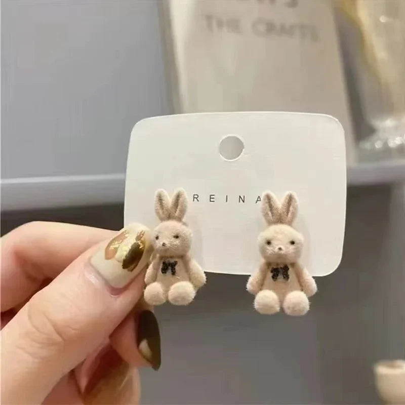 Panqureli® Verspielte Hasen- und Bären-Ohrstecker mit beflockter Plüschoberfläche in Braun und Khaki – für Damen und Mädchen im koreanischen Stil