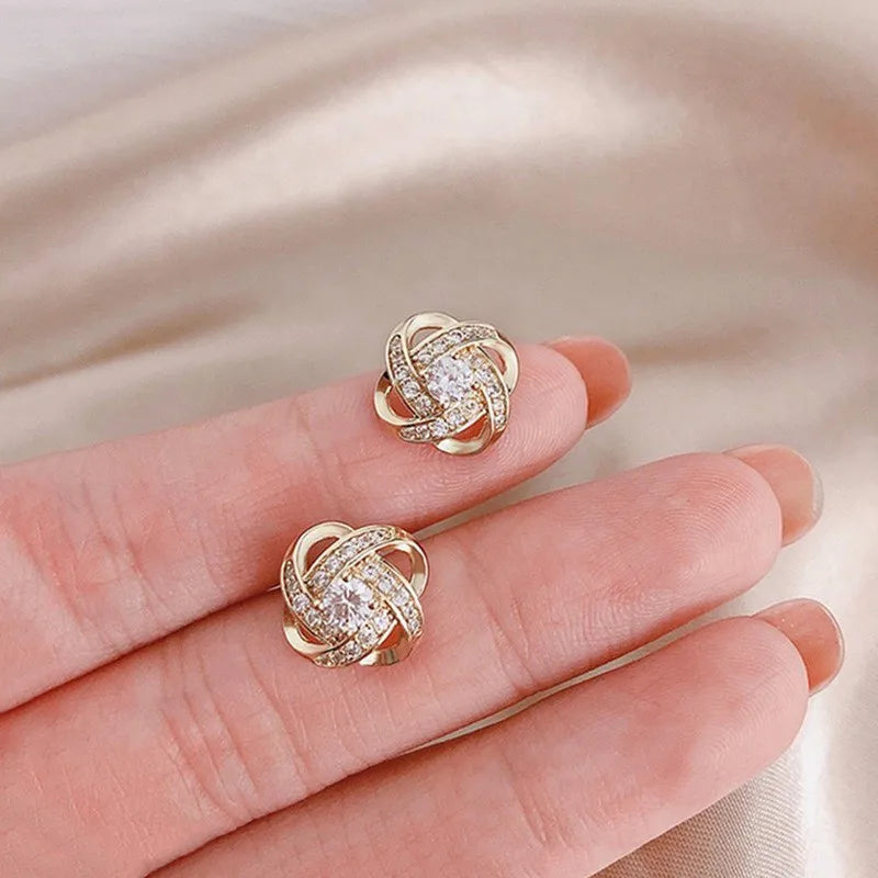 Panqureli® Dezent luxuriöse Ohrstecker mit Zirkon und durchbrochenem geometrischem Kreuzmotiv – für Damen, Hochzeiten und Partys