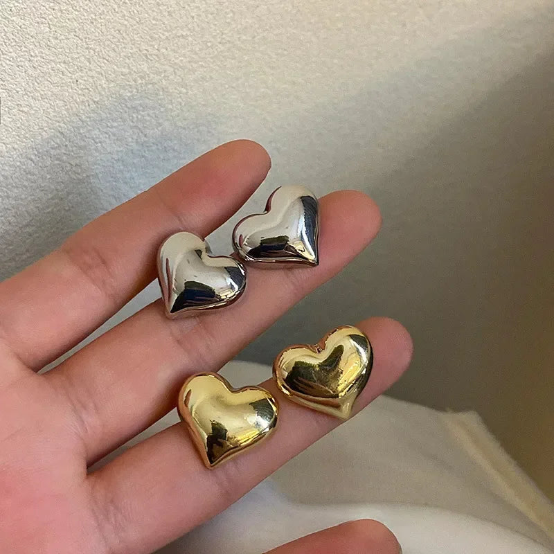 Panqureli® Goldfarbene Herz-Ohrstecker mit glatter Oberfläche für Damen und Mädchen – minimalistischer Hochzeits- und Brautschmuck
