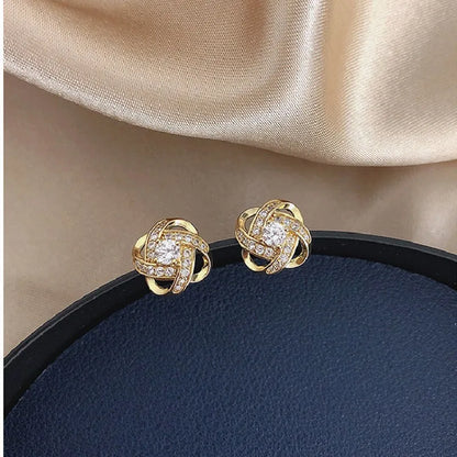 Panqureli® Dezent luxuriöse Ohrstecker mit Zirkon und durchbrochenem geometrischem Kreuzmotiv – für Damen, Hochzeiten und Partys
