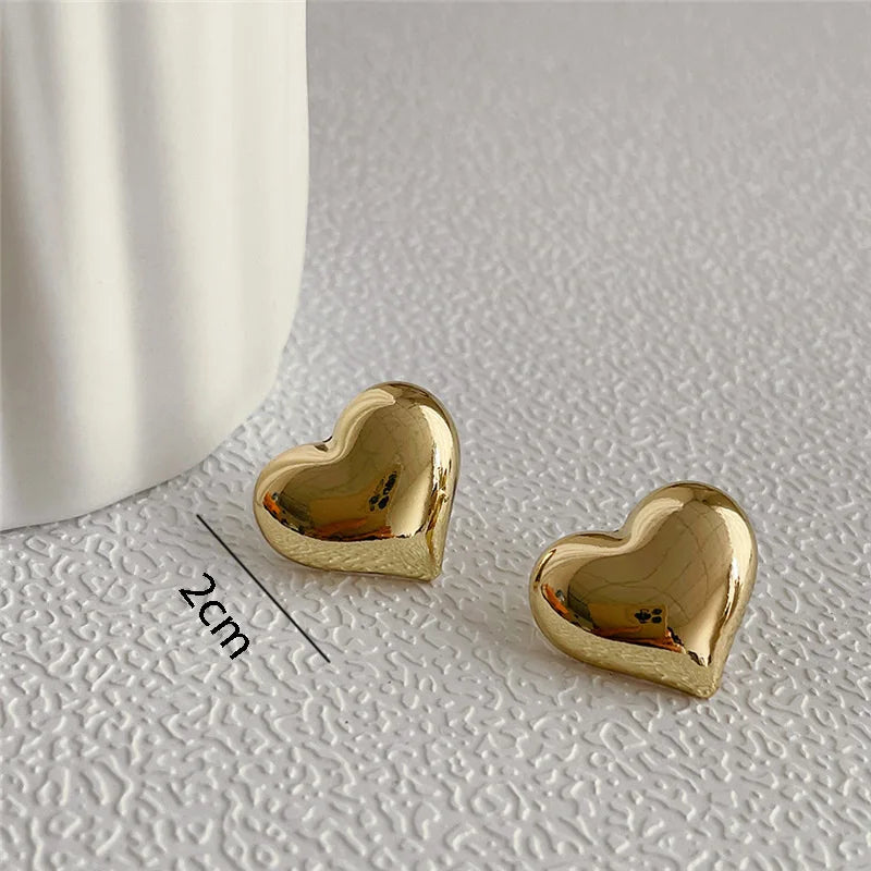 Panqureli® Goldfarbene Herz-Ohrstecker mit glatter Oberfläche für Damen und Mädchen – minimalistischer Hochzeits- und Brautschmuck