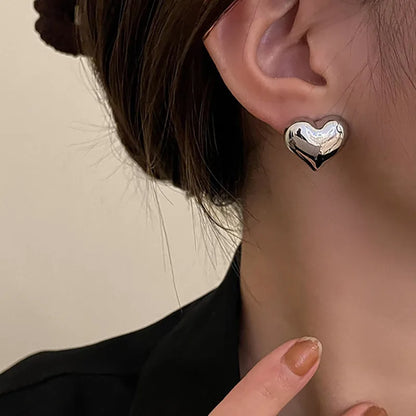 Panqureli® Goldfarbene Herz-Ohrstecker mit glatter Oberfläche für Damen und Mädchen – minimalistischer Hochzeits- und Brautschmuck