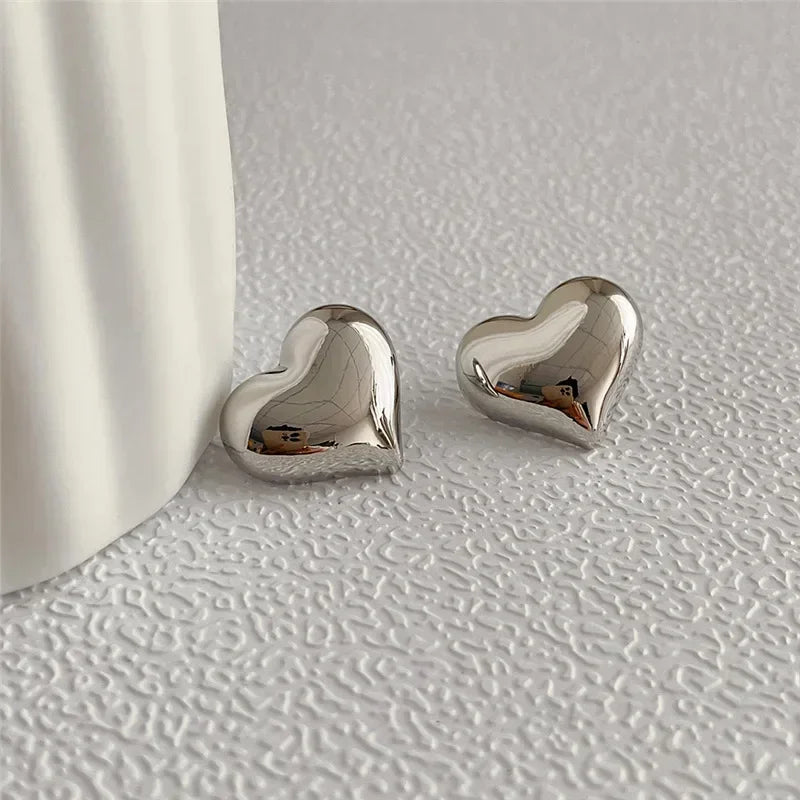 Panqureli® Goldfarbene Herz-Ohrstecker mit glatter Oberfläche für Damen und Mädchen – minimalistischer Hochzeits- und Brautschmuck