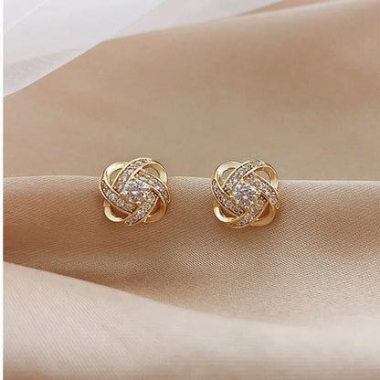Panqureli® Dezent luxuriöse Ohrstecker mit Zirkon und durchbrochenem geometrischem Kreuzmotiv – für Damen, Hochzeiten und Partys